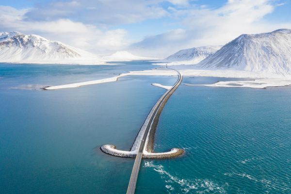 Blick auf die Bruecke ueber den Fjord Kolgrafarfjoerdur, Snæfellsnes, Island
