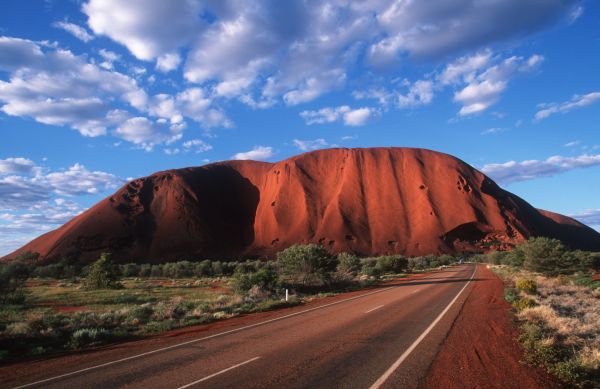 Ayers Rock mit Zufahrtsstrasse. Australien