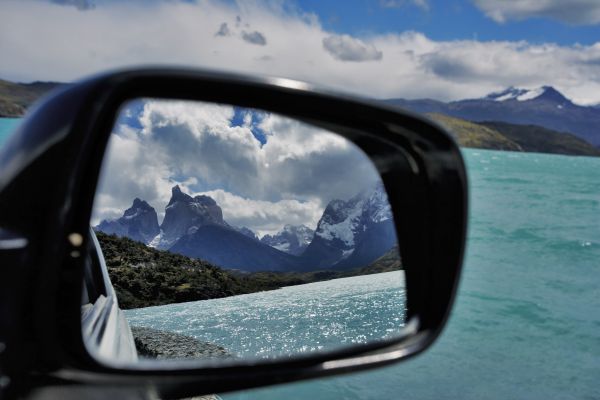 Die Berge Los Cuernos und der See Lago Pehoe im Seitenspiegel eines Wagens gesehen. Torres del Paine Nationalpark, Chile