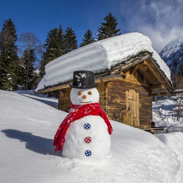Schneemann vor einer Berghuette in den franzoesischen Alpen, Frankreich
