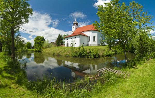 Die Kirche von Steinbruenning mit dem Dorfweiher im Vordergrund, Gemeinde Saaldorf, Berchtesgadener Land, Oberbayern