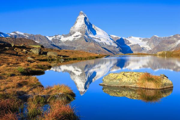 Das Matterhorn (4478 m) spiegelt sich in einem Bergsee (Stellisee). Zermatt, Wallis, Schweiz