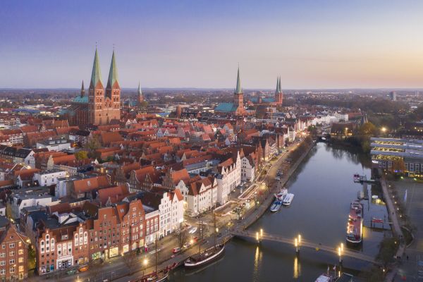 Die Altstadt und die Untertrave am Abend, Hansestadt Luebeck, Schleswig-Holstein, Deutschland