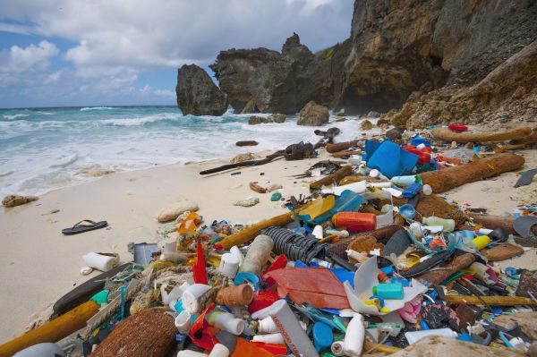 Am Strand angeschwemmter Muell, darunter Plastikflaschen, Netze und Schuhe. Weihnachtsinsel, Australien