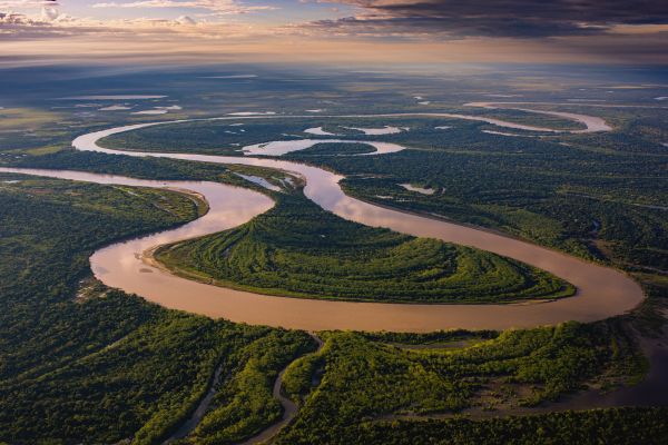 Der Fluss Madre de Dios River schlaengelt sich durch den tropischen Regenwald im Amazonasgebiet. Bolivien